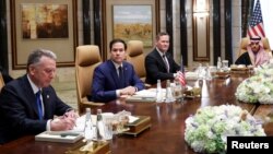 2025年2月18日,美国务卿卢比奥(左二)与沙特外交大臣费萨尔·本·法尔汉·阿勒沙特亲王和俄罗斯外长拉夫罗夫等沙特和俄罗斯官员在利雅得举行会谈。