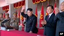 金正恩(中)2015年10月10日同刘云山(右二)一道观看朝鲜"劳动党"建党70周年阅兵式