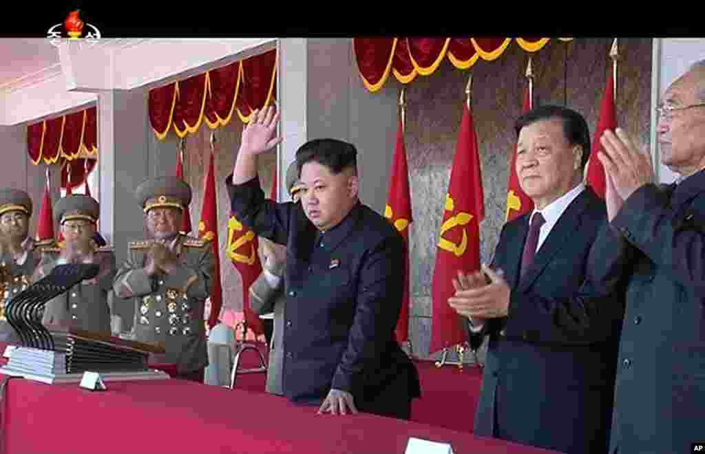 在中朝关系渐行渐远，冷淡紧张的情况下，平壤2017年这次阅兵没有中国高官参加。而在过去的朝鲜阅兵或者其他典礼中，中国高官时有出席。此图为2015年10月10日金正恩(中)同中共政治局常委刘云山(右二)一道观看朝鲜&quot;劳动党&quot;建党70周年阅兵式