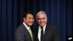 资料图片:韩国总统国安事务副助理金泰孝(左)和美国国家安全委员会印度太平洋事务协调员库尔特·坎贝尔于2023年7月18日星期二在韩国首尔的总统办公室举行的新闻发布会上合影。(美联社)