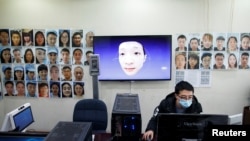 北京汉王科技的工程师正在研发可以识别戴着口罩的人的人脸识别技术。(2020年3月6日)