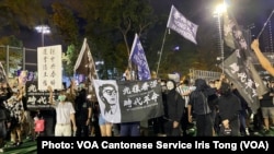 参与六四31周年维园烛光集会的年轻人,挥舞反送中运动及香港独立的旗帜 (美国之音/汤惠芸)