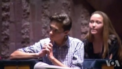 佛州校园枪击案的幸存学生重返校园 佛州校园枪击案的幸存学生重返校园