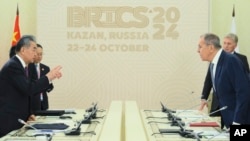 中国外长王毅与俄罗斯外长拉夫罗夫在俄罗斯喀山的金砖国家峰会上交谈。(2024年10月22日)