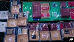 资料照:2024年2月16日(星期五),香港海关在香港一场有关洗黑钱案件的新闻发布会上展示证据。(美联社)