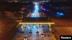 2020年4月8日武汉城市解封,川流不息的汽车通过高速公路收费站离开武汉。