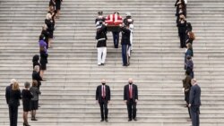 ကွယ်လွန်သူ တရားသူကြီး Ginsburg ရုပ်အလောင်းကို လွှတ်တော်အဆောက်အဦးမှာ ဂါရဝပြု ကွယ်လွန်သူ တရားသူကြီး Ginsburg ရုပ်အလောင်းကို လွှတ်တော်အဆောက်အဦးမှာ ဂါရဝပြု