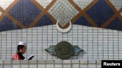 中国宁夏一名穆斯林青年在银川一所伊斯兰学校诵读可兰经。(2007年4月23日)