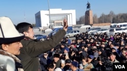 活动人士1月17日聚集在吉尔吉斯斯坦首都比什凯克市中心的阿拉套广场举行抗议,呼吁当局将中国的非法移民驱逐回国