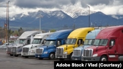 卡车停靠站的半挂卡车。