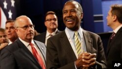 前共和党总统参选人本·卡森在第三次参选人辩论会之前(资料图)