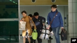 来自朝鲜开城的韩国人带着他们的物品于2013年4月9日抵达首尔以北坡州板门店村边境附近的海关,移民和检疫局。April 9, 2013.