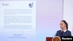 墨西哥总统克劳迪娅·辛鲍姆于新闻发布会上宣读致特朗普的信函,并警告关税将导致两国通货膨胀和失业率上升。(路透社:2024年11月26日)