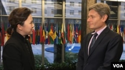 美国国务院助理国务卿马林诺夫斯基(右)接受美国之音采访