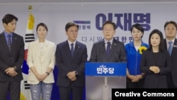 资料照片:李在明(中)2024年7月10日宣布竞选共同民主党党魁,他预计将赢得2025年6月3日举行的韩国总统大选。