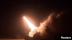 美韩联合军事演习期间发射一枚地对地导弹(2022年6月6日)