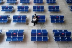 春节前夕一名乘客在北京南站候车室等车。(2021年2月10日)