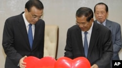柬埔寨首相洪森和中国总理李克强在金边的一个签字仪式上。(2018年1月11日)