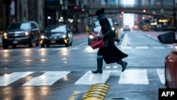 2020年4月13日行人穿过纽约第42街。