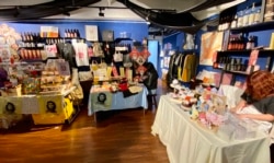 位于荔枝角一间工业大厦单位的似水牛年迷你年宵市集,以售卖本土自家设计的特色产品为主 (美国之音/汤惠芸)