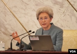 人大发言人傅莹回答记者问,谈2016年中国军费和南海岛礁扩建争议。(2016年3月3日,美国之音金子莹拍摄)