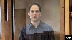 美国记者埃文·格尔什科维奇在莫斯科市政法庭出庭。(2024年3月26日)