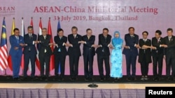 2019年7月31日,代表们在泰国曼谷举行的东盟-中国部长级会议上合影留念。