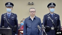 华融资产管理股份有限公司原董事长赖小民在天津市第二中级法院受审。(2020年8月11日)