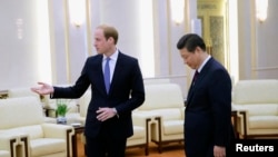 英国威廉王子在北京人民大会堂会晤中国国家主席习近平。(2015年3月2日)