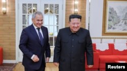 资料照:2024年9月14日,朝鲜领导人金正恩会见俄罗斯安全会议秘书谢尔盖·绍伊古。(朝中社提供)