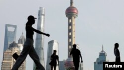 人们走在上海外滩上可以看到江对岸的陆家嘴金融区。(2024年9月27日)