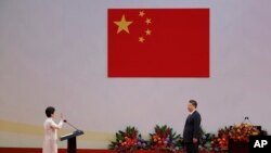 中国国家主席习近平(右)在香港会展中心参加香港特首林郑月娥的宣誓就职仪式。(2017年7月1日)