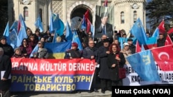 资料照:克里米亚人在土耳其伊斯坦布尔抗议俄罗斯政府。