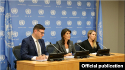 ကုလသမဂ္ဂဆိုင်ရာ အမေရိကန်သံအမတ်ကြီး Nikki Haley သတင်းစာရှင်းလင်းပွဲ ပြုလုပ်စဉ်