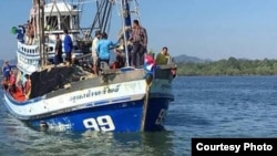 ငါးဖမ်းလှေပေါ်မှာအလုပ်လုပ်ကိုင်နေတဲ့မြန်မာရွေပြောင်းအလုပ်သမားများ (ပုံ -MAT)