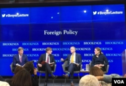 美国空军退役少将、杜克大学法学中心教授查尔斯·邓拉普(左一)、布鲁金斯学会外交政策高级研究员泰德·皮科内(右二)4月5日在华盛顿参加研讨会(美国之音叶林拍摄)