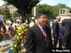 杨建利2013年6月12日获杜鲁门-里根自由奖 (美国之音叶兵拍摄)