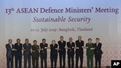 အခုနှစ် ဇူလိုင်လအတွင်းက ဘန်ကောက်တွင် ပြုလုပ်သည့် အစည်းအဝေးတွင် စုပေါင်းဓာတ်ပုံရိုက်နေကြသည့် အာဆီယံကာကွယ်ရေးဝန်ကြီးများ။ (ဇူလိုင် ၁၁၊ ၂၀၁၉)