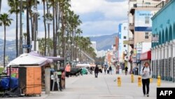 Венеційська набережна в Лос-Анджелесі майже порожня, через обмеження введені на час епідемії