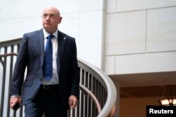 资料照片:凯利参议员抵达国会大厦,准备参加有关美国针对中国的防御战备状态的闭门简报会。(2023年2月15日)