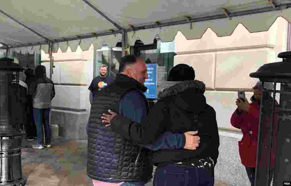 名厨何塞·安德烈斯为拿不到薪水的联邦员工提供免费午餐并问候排队领取食物的公务员们。(2019年1月23日)