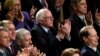 Ứng cử viên tổng thống của đảng Dân chủ, Thượng nghị sĩ Bernie Sanders, và những người khác, hoan nghênh bài diễn văn của Tổng thống Obama trước lưỡng viện Quốc hội ở Washington ngày 12/1/2016. 