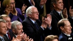 Ứng cử viên tổng thống của đảng Dân chủ, Thượng nghị sĩ Bernie Sanders, và những người khác, hoan nghênh bài diễn văn của Tổng thống Obama trước lưỡng viện Quốc hội ở Washington ngày 12/1/2016.