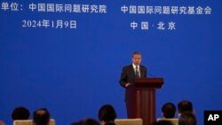 中国外长王毅2024年1月9日在北京钓鱼台国宾馆发表谈话。(美联社)