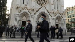 Nice က Notre Dame ဘုရားကျောင်းရှေ့ရဲများ