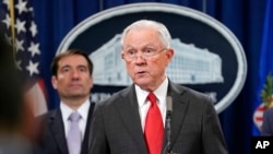 美国司法部长塞申斯在司法部宣布对涉及中国商业间谍所展开的刑事执法行动。(2018年11月1日)