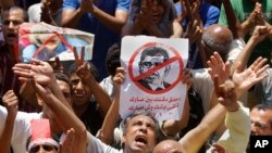 6月28日,在开罗的解放广场,示威者高呼反对穆尔西总统的穆斯林兄弟会的口号。