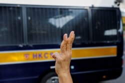 支持民主派的示威者,被称为“王婆婆”的王凤瑶女士(Alexandra Wong)在2021年9月10日在一辆囚车抵达西九龙裁判法院大楼时向车内的支联会被告挥手致意