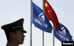 一名保安在北京的中国国有重要企业之一--中国铝业公司外执勤。(资料照片)