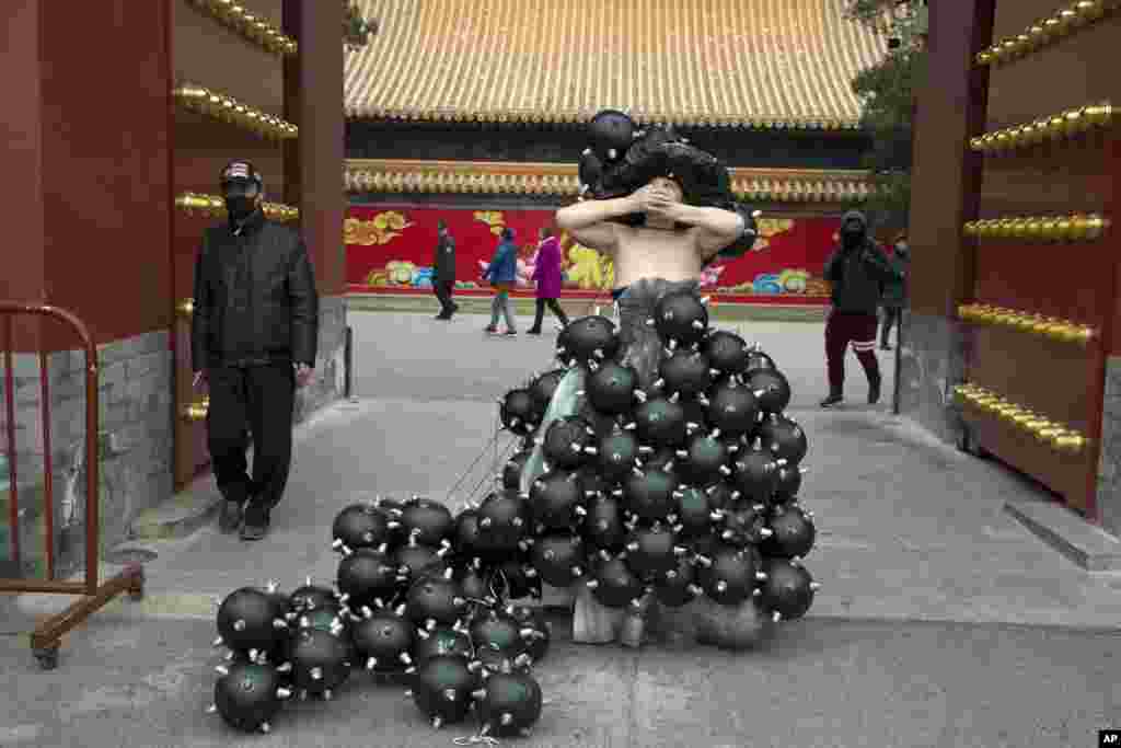 中国两会举行之际,2018年3月4日,艺术家孔宁在北京某个“大红门”内穿着一件用放大了的黑色粉尘颗粒构成的衣服,捂着鼻子和嘴巴,旁边两人带着黑色口罩。这一行为艺术旨在提高人们的空气污染意识。中国官方媒体对此没怎么报道,也许是不愿在两会之际提到北京空气污染。笔者用谷歌检索“3月4日 孔宁”,检索结果目录第一页上的10项里,只有美国之音图集说这件事。而有8项说的是2017年3月4日在巴黎的事,例如新华网报道:“中国跨界女艺术家孔宁在法国巴黎埃菲尔铁塔前上演‘一千只眼睛’行为艺术。据介绍,‘一千只眼睛’的意义在于呼吁人类更加热爱所生存的星球,希望人们放弃战争、和平相处,更多地注视头顶的天空与脚下的大地,充分感受它们的美好。 ”